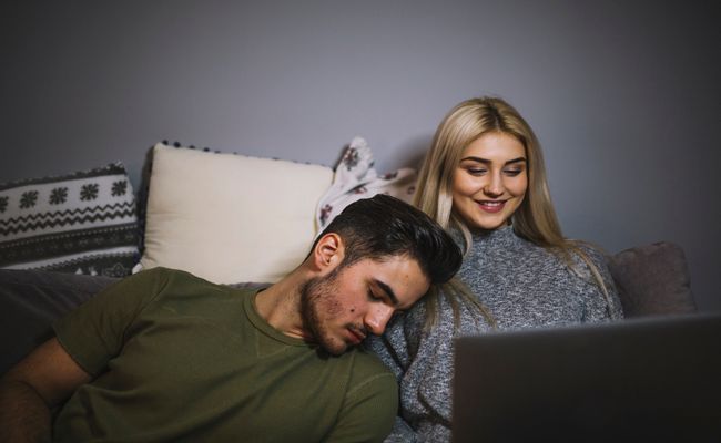 تماشای فیلم‌های پورن چه تاثیری بر رابطه زناشویی دارد؟