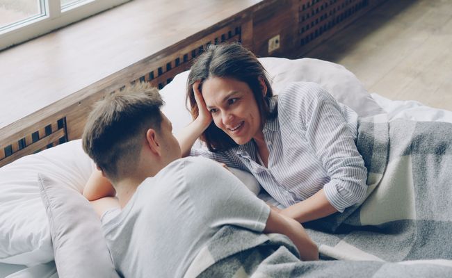یک زن و شوهر در خوابیده در کنار همدیگر در حال تماشای عاشقانه هم - ازدواج موفقمشاوره ازدواج مشاوره رابطه راههای جذب عشق رابطه سالم بهبود زندگی زناشویی افزایش صمیمیت مشکلات زناشویی عشق پایدار آشنایی برای ازدواج همسر مناسب تفاهم در ازدواج رازهای ازدواج موفق درمان خیانت روانشناسی عشق تکنیکهای ارتباطی انتخاب شریک زندگی رابطه عاطفی سالم بهبود رابطه عاشقانه ازدواج مدرن ازدواج سنتی