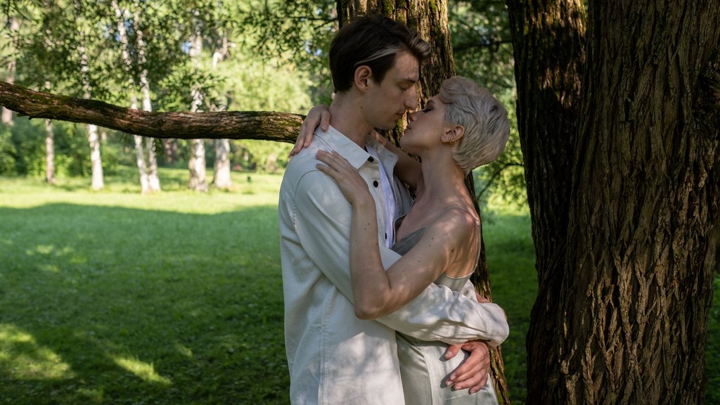 Couple embracing under sunny trees; resilience matters in age gap relationships